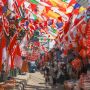 Pedagang Bendera Merah Putih Pasar Jatinegara Ramai Dikunjungi