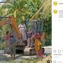 Ibu-ibu Pose Naik Ekskavator Viral, Publik: Bahagia Itu Sederhana