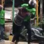 Pemotor Ini Tiba-Tiba Kena Smack Down oleh Ojol, Sebabnya Tak Terduga