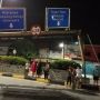 BRUK!! Truk Tabrak Terobos Separator Jalan dan Tabrak Tiang Rambu Lalu Lintas di Senen