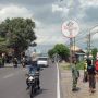 Hari Kemerdekaan, Warga Ramai-Ramai Turunkan Bendera Palestina Yang Terpasang