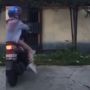 Hilang Kendali, Pemotor Berhijab  Ini Hinggap ke Pagar, Motornya Nyangkut