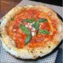 Cuma Buka Seminggu 2 Kali, Restoran Pizza Ini Pakai Oven Batu untuk Memasak