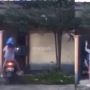 Heboh Pengendara Wanita Tabrak Pagar Rumah dan Motor Tersangkut, Warganet: Mau Ketawa.....