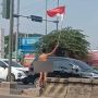 Viral Pria di Bekasi Cuma Pakai Popok Kibarkan Bendera Merah Putih di Jalanan
