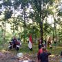 Anak-anak Sungai Kakap Upacara HUT ke-76 RI di Kebun Lalu Panen Buah Bersama