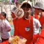 Viral Lomba Makan Kerupuk Sambil Disuapi Mi Goreng, 'Nggak Sekalian Pakai Nasi Padang?'