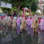 Semangat 45 dari Desa Pabian Sumenep, Warga Upacara di Tengah Sungai