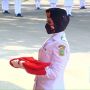 Potret Pembawa Baki Saat Pengibaran dan Penurunan Bendera