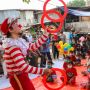 Badut Hibur Anak-anak Korban Kebakaran di Kemang