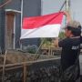 Salut, Kuli Bangunan Kibarkan Bendera Merah Putih dengan Pasukan dan Alat Seadanya