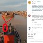 Viral Video Seorang Pria Memutus Tali Tongkang Batubara yang Sedang Berlayar, Waduh!