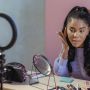 Viral Gaya Nyeleneh MUA saat Dandani Klien, Netizen: Kayak Matahari Teletubbies