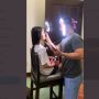 Viral Potret MUA Taruh Ring Light di Wajah Saat Merias