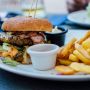 Arti Mimpi Makanan, Dikelilingi Beragam Jenis Hidangan