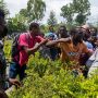 Warga Haiti Adu Jotos Berebut Amplop Uang Tunai Sumbangan