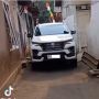 Potret Toyota Fortuner Pakai Pelat Nomor Putih Masuk Gang Sempit, Publik Malah Nyinyir