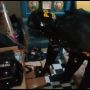 Masuki Kamar Gelap, Petugas Kaget Temukan Ini di Bawah Kasur