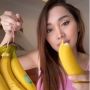 Rekam Makan Pisang, Lucinta Luna Kejutkan Warganet di Gigitan Pertama