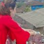 Viral Wanita Sebar Uang Rp 2 Ribu dari Balkon, Warga Rebutan sampai Nyemplung Kolam