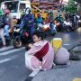 Jauh dari Kata Merdeka, Kisah Badut Jalanan di Ibu Kota yang Hidupnya Terjebak Kostum