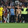Penonton Serbu Lapangan, Laga Nice vs Marseille Dihentikan