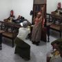 Viral Kakek Jungkir Balik Rekam Nenek Joget TikTok, Warganet: Pinggang Aman?