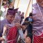 Aksi Rombongan Pemuda Datang ke Nikahan Teman, Bawa Perabotan Rumah Tangga