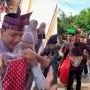 Rombongan Pemuda Datang ke Nikahan Teman, Kadonya Bikin Pengantin Pasrah