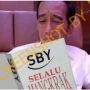 CEK FAKTA: Foto Jokowi Membaca Buku 'SBY Selalu Mangkrak' Benarkah?