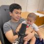 Putranya Ketiduran di Atas Mobil Mainan, Raditya Dika: Anak Gue Bapak-bapak Banget!