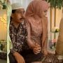 Haru, Viral Video Ayah Genggam Erat Tangan Putrinya di Hari Lamaran