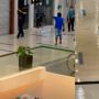 Genangan Banjir Masuk Mal di Singapura, Pemilik Toko Sibuk Ngepel