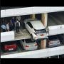 Tak Tahu Medan Parkir, Mobil Ini Nyaris Terjun dari Atas Parkiran Gedung