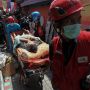 Petugas Evakuasi Korban Rumah Ambruk di Surabaya