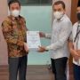 Sambangi Gedung DPR, Kuasa Hukum Rizieq Bawa Setumpuk Berkas Pernyataan Sikap