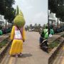 Badut Jalan Kaki Tiap Hari Tempelkan Pesan di Punggung, Tulisannya Disorot