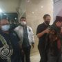 Digelandang ke Bareskrim Polri Usai Ditangkap, Ustadz Yahya Waloni Hanya Lambaikan Salam
