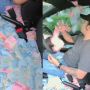 Viral Pria Hamburkan Uang Sambil Nyetir Mobil, Auto Diserbu Netizen