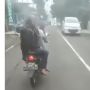 Cara Wanita Bonceng Motor Jadi Sorotan Publik, Ada Masalah Apa Kira-Kira?
