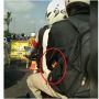 Potret Aksi Pria di Atas Motor Tunggu Kemacetan Bikin Salah Fokus, Benda Ini Jadi Sorotan