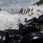 Gelombang Tinggi Rusak Tanggul di Pantai Cilacap