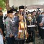 Disambut Meriah Warga saat Jumatan di Masjid At-Tabayyun, Anies Dikasih Sarung