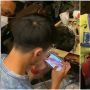 Pemuda Cuek Tetap Main Game saat Ditegur Polisi, Publik Heran: Adik Siapa tuh?