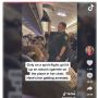 Santuy Banget, Wanita Ini Merokok di Dalam Pesawat