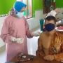 Kocak! Takut Jarum Suntik, Kakek Ini Tutupi Muka Pakai Masker hingga Dipegangi Polisi