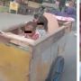 Angkut Dua Anaknya Pakai Gerobak, Ibu Pemulung Ketiban Rezeki Sekantong Uang
