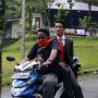 6 Potret Unik Pemain Buku Harian Seorang Istri saat Naik Ojek, Ada yang Pake Roll