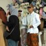 Pengantin Wanita Jadi WO Saat Nikah sampai Bawa HT di Pelaminan, Publik: Gregetan