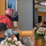 Viral Kurir Antar Paket di Tengah Pesta Pernikahan, Warganet Curiga Isi Paketnya